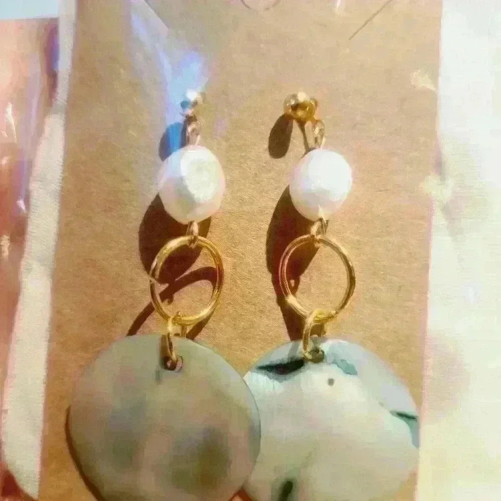 18k gold  plated , fresh water pearl earrings - Picture 2 of 2